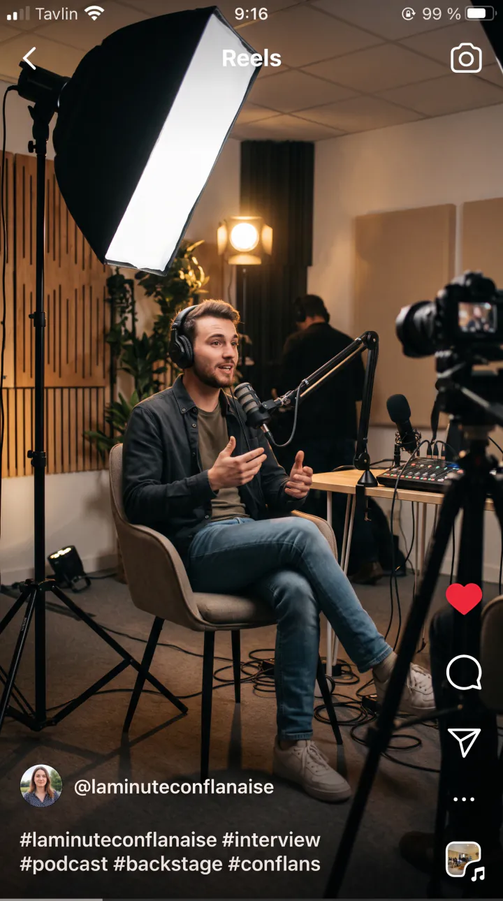 Un participant en pleine interview dans le studio, au format d’un reel